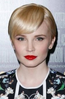 very short blonde hairstyle for women
